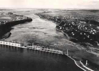 Vue aérienne de la centrale hydroélectrique de la Montreal Island Power Co. sur la rivière des Prairies, vers 1935.