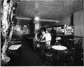 Intérieur d’une taverne de Montréal vers 1925.