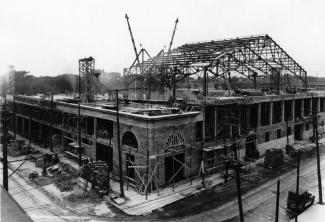 Photographie en oblique du bâtiment en construction en 1924.