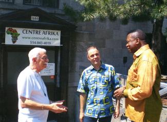 Le père Gilles Barette, Missionnaire d’Afrique et ancien directeur du Centre Afrika, Jean-François Bégin, coordonnateur, et Jean Marie Mousenga, intervenant, devant le centre, au 1644, rue Saint-Hubert à Montréal.
