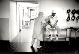 Le docteur Martinez, neurochirurgien dominicain, est assis sur une table dans un hôpital, une collègue à ses côtés lui touche le bras