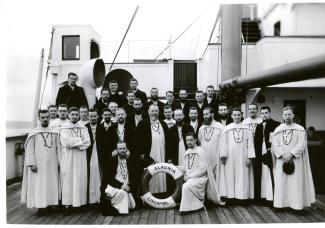 Un groupe de Pères blancs, sur un bateau entreprennent la traversée de l’Atlantique.