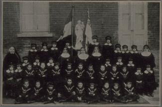 Enfants et religieuses de l'Orphelinat italien San Giuseppe..