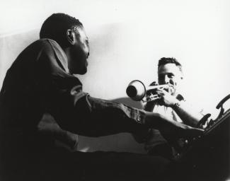 Oscar Peterson au piano en duo avec Johnny Holmes à la trompette