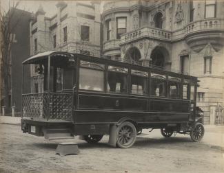 La roulotte motorisé, la Pullman, devant la maison de la famille Dandurand rue Sherbrooke Est.