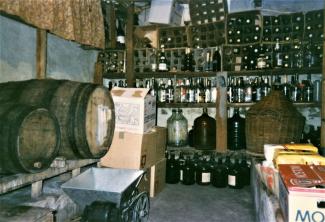 Une cave à vin remplie de bouteilles et tonneaux