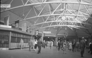 Voyageurs dans la salle des pas perdus, 1948.