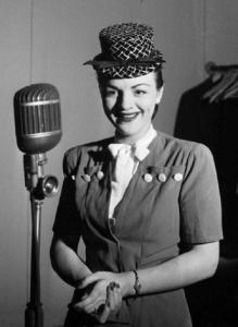 La chanteuse populaire Alys Robi durant l'enregistrement de l'émission radiophonique \"Revoir Paris\".