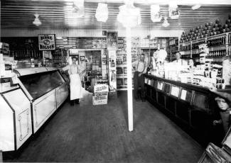 Intérieur d'une épicerie dans les années 1940
