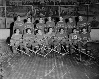 Photo de groupe de l'équipe des Canadiens, au nombre de 14. Maurice Richard est situé dans la rangée du fond (deuxième à droite).