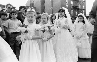 Enfants participant à la célébration du Santo Cristo en mai 1994.