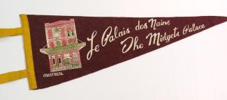 Fanion du Palais des Nains avec une illustration de la maison et le nom en français et en anglais
