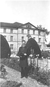 L’abbé Léger devant le Foyer de la Solitude à Issy-les-Moulineaux en France.