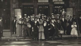 Les acteurs de la pièce de théâtre Ruth réunis devant le Monument national, haut lieu culturel juif au début du XXe siècle.