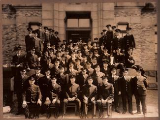 Membres du personnel devant le bâtiment d’administration de l'établissement de détention de Montréal en 1933