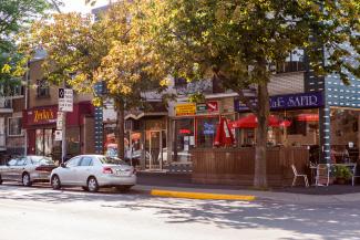 Voitures stationnées sur la rue Jean-Talon. En arrière-plan le Café Safir.