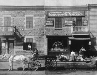 Épicerie italienne sur la rue Saint-Zotique, avec une voiture à cheval devant.