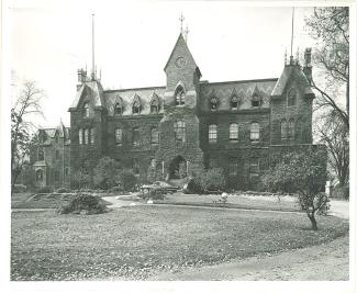 L’Académie commerciale catholique de Montréal (aussi appelée Académie du Plateau) était située au 117 rue Sainte-Catherine Ouest.