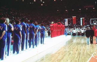 Photographie d'athlètes en file pour recevoir les médailles. À l'avant-plan, l'équipe américaine.