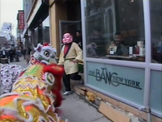 Capture d’écran montrant une scène de danse du lion devant un restaurant.