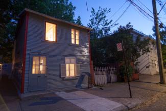 Photo prise en début de soirée d'une petite maison ancienne de Saint-Henri