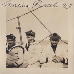 Photo en noir et blanc de trois marins. En écriture manuscrite, on peut lire « Marins Descartes 1913 ».