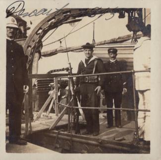 Photo en noir et blanc prise sur le pont d’un bateau. Écrit à la main, on peut lire « Descartes 1913 ».