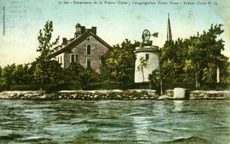 Cette carte postale colorisée montre le moulin de la Pointe-Claire, le couvent des sœurs de la congrégation de Notre-Dame et le clocher de l’église Saint-Joachim en 1906.