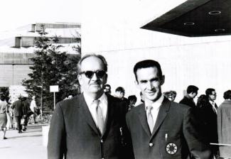 Tibor Kelemen, le père de Charles, travaille comme ingénieur à l’Expo 67. Sur cette photo, on le voit accompagné d’un collègue de travail sur le site de la Place des Nations.