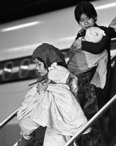 Deux réfugiées vietnamiennes arrivent avec leurs enfants à l’aéroport de Dorval.