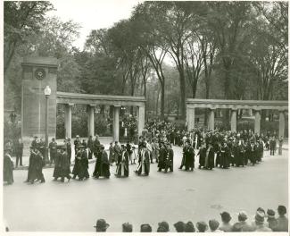 Procession de finissants passant sous le portail Roddick