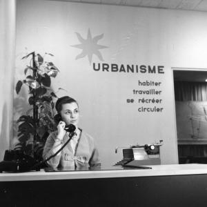 Réceptionniste du Service de l’urbanisme au téléphone.