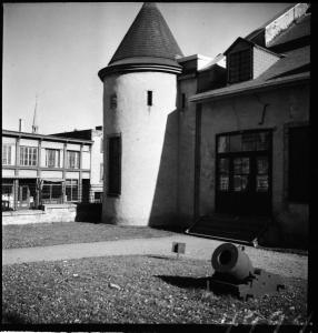 Photographie de la tourelle du versant nord-est du château.