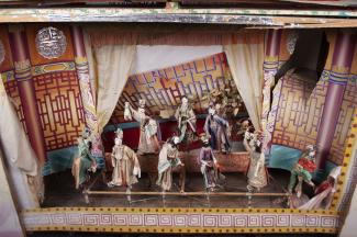 Petit théâtre d’opéra chinois avec neuf figurines