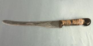 Couteau ancien avec une longue lame usée