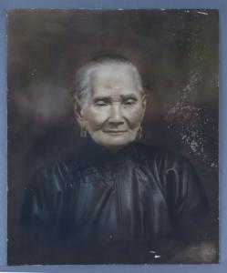 Peinture d'une femme âgée d’origine chinoise