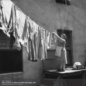 Femme suspendant des vêtements sur une corde à linge.