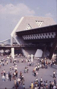 Vue sur un pavillon thématique avec la foule de visiteurs sur la place devant