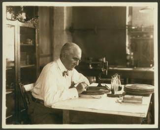 Portrait d'Émile Berliner travaillant en laboratoire