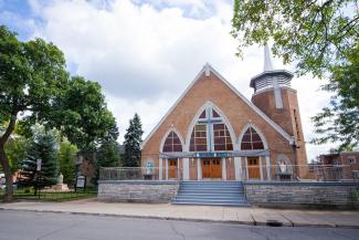 Façade de l’église Saint-Jean-Bosco sur la rue Springland