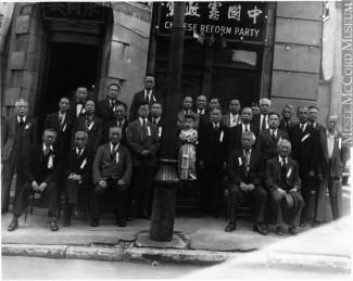 Groupe d’hommes chinois réunis devant le siège social du Parti réformiste chinois au 1006, rue Saint-Urbain.