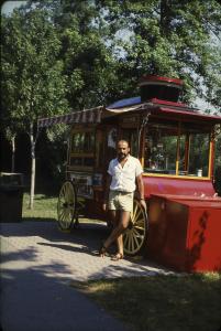 Un homme pose devant un kiosque de friandises sur l'île Sainte-Hélène