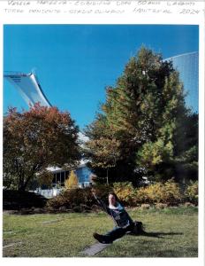 Vesela en position de grand écart devant le Stade olympique.