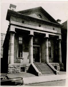 Synagogue Shearith Israel. Une voiture est garée devant.