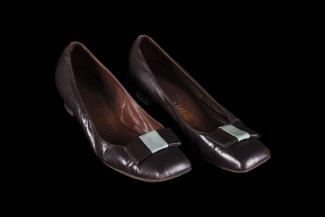Paire de souliers de l’uniforme d’une hôtesse du pavillon du Québec ayant appartenu à Monique Michaud. Souliers bruns ornés d’une boucle brun et bleu pâle, signés Christina.