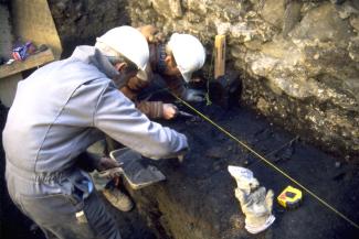 Deux archéologues effectuent des fouilles en 2000