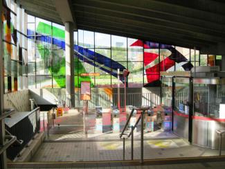 Intérieur de l'édicule de la station de métro Champ-de-Mars, avec la verrière de Marcelle Ferron.