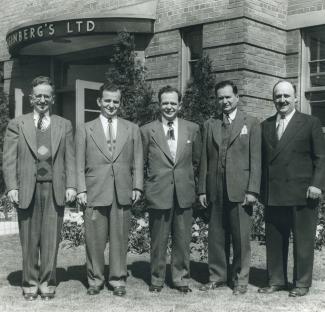 Nathan Steinberg, Jack Steinberg, Sam Steinberg, Max Steinberg et Morris Steinberg réunis devant le siège social de l’entreprise familiale à Montréal.