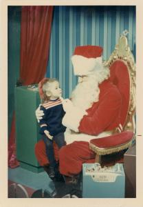 Enfant assise sur les genoux du père Noël au magasin Eaton