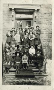 Groupe d’élèves et de professeurs devant l’école Folk Shule.